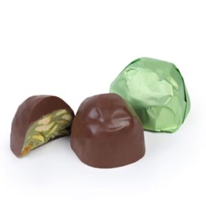 Bratcho.שוקלד חלב במילוי קרם פיסטוק ואגוזי מלך צבע ירוק 1ק"ג 5\1