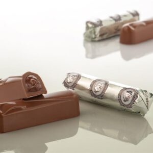 LAURENCE.שוקלד מריר ממולא שברי שקדים 1ק"ג 4\1