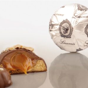 LAURENCE.שוקלד חלב במילוי קרם כרמל ושברי שקד  5\1