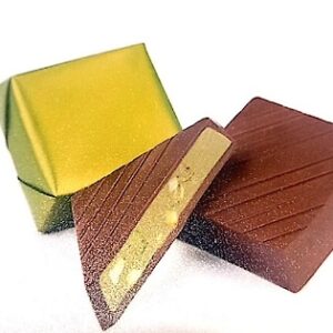 Bratcho.שוקלד חלב במילוי שברי פיסטוק צבע ירוק מבריק 1ק"ג 51